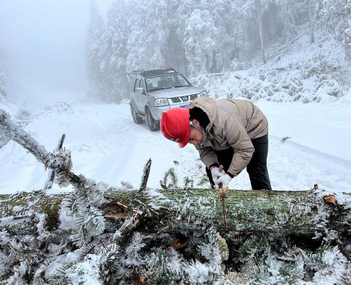 檢修員在通往風(fēng)機平臺的途中，清理積雪路障（拍攝者：高述科）