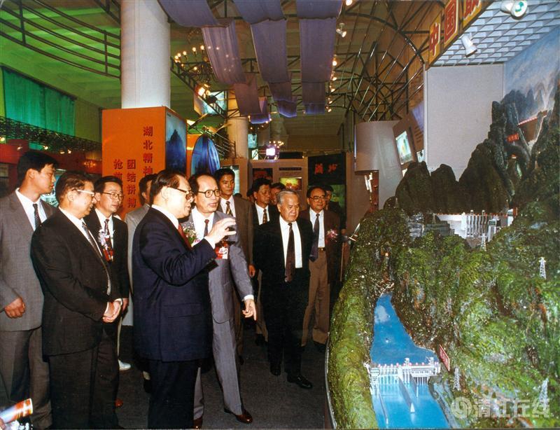 1997年9月，中共中央總書記江澤民參觀清江梯級開發模型