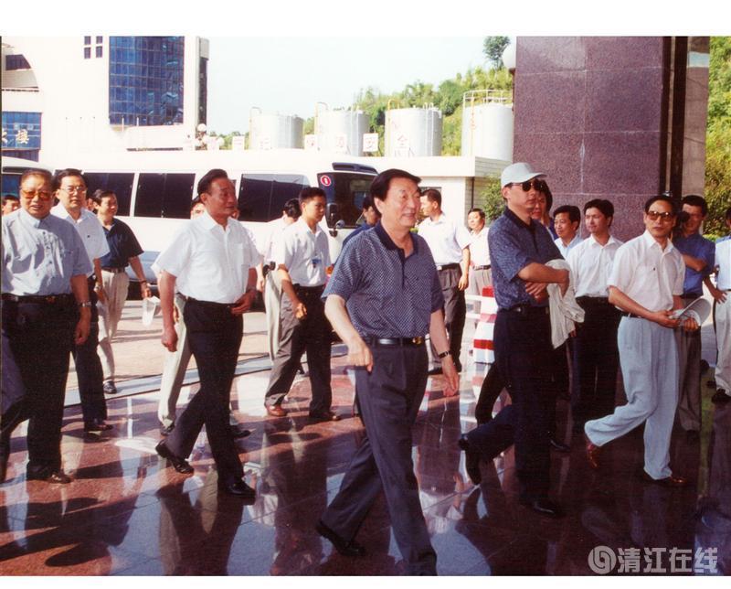 2001年7月，國務院總理朱镕基、副總理吳邦國視察清江